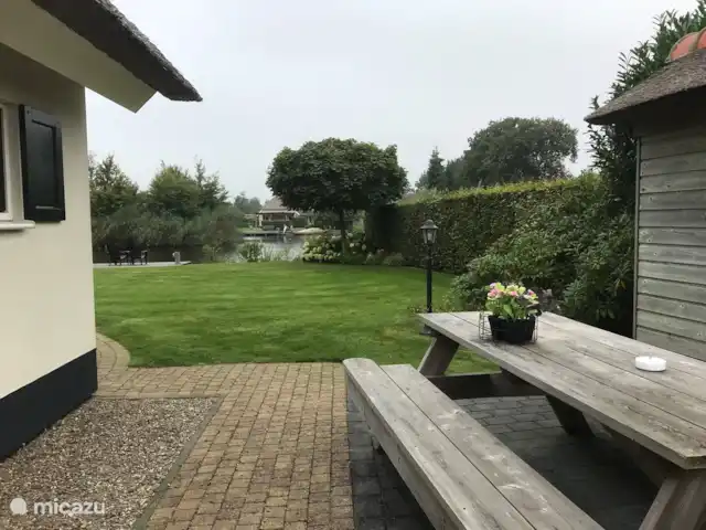 Oriole sur l'eau Frise | Pays-Bas, Frise, Langweer - maison de vacances Soleil du matin à la table de pique-nique