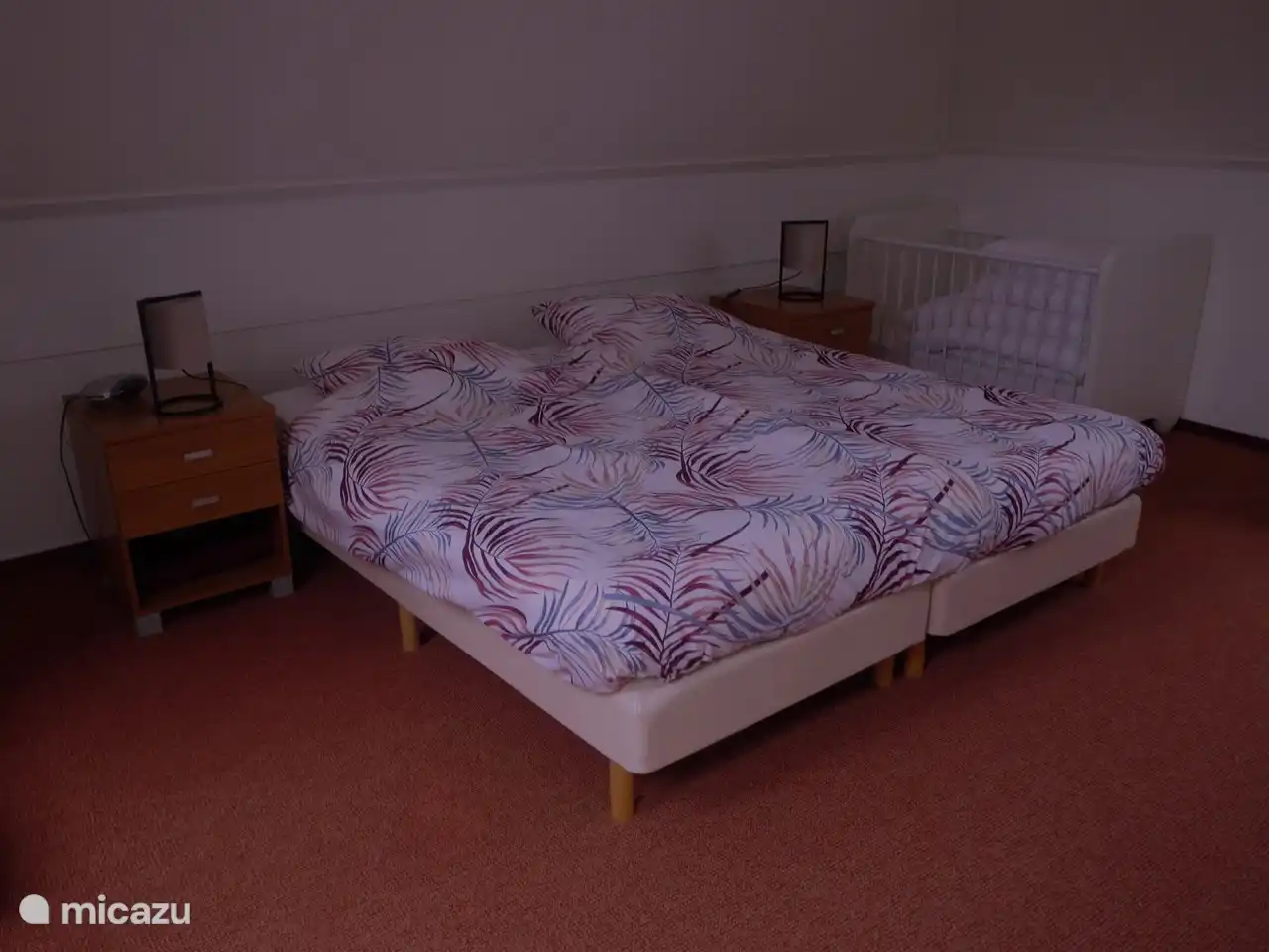 Im 1. Stock: Schlafzimmer I: (3 Betten + Baby-/Kleinkindbett)