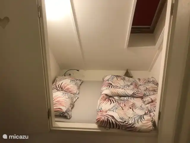 Oriole sur l'eau Frise | Pays-Bas, Frise, Langweer - maison de vacances Chambre III : Lit coffre spacieux pour deux personnes, 1,55 m de large et 2,00 m de long.