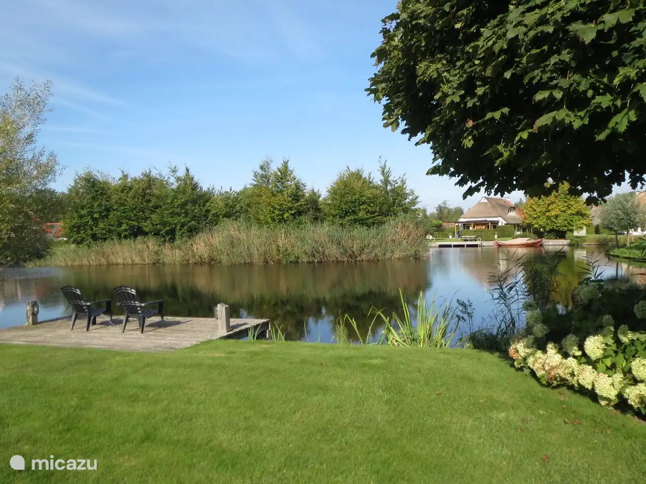 Umgeben von Wasserpracht zum Genießen.
Geeignet zum Bootfahren, Angeln, Schwimmen inkl. Badeleiter