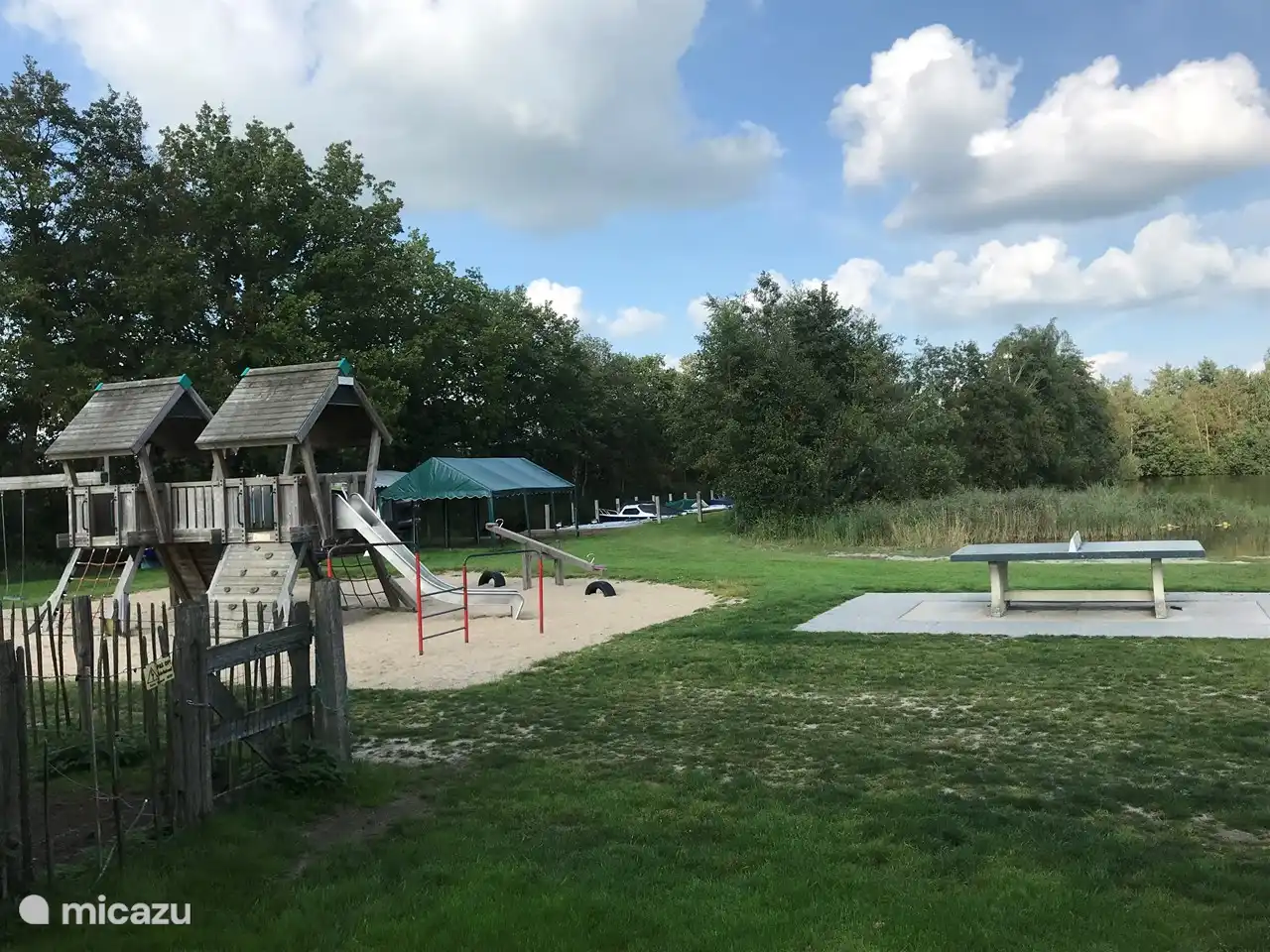 Klettern, Spielen und Tischtennis, alles in der Nähe