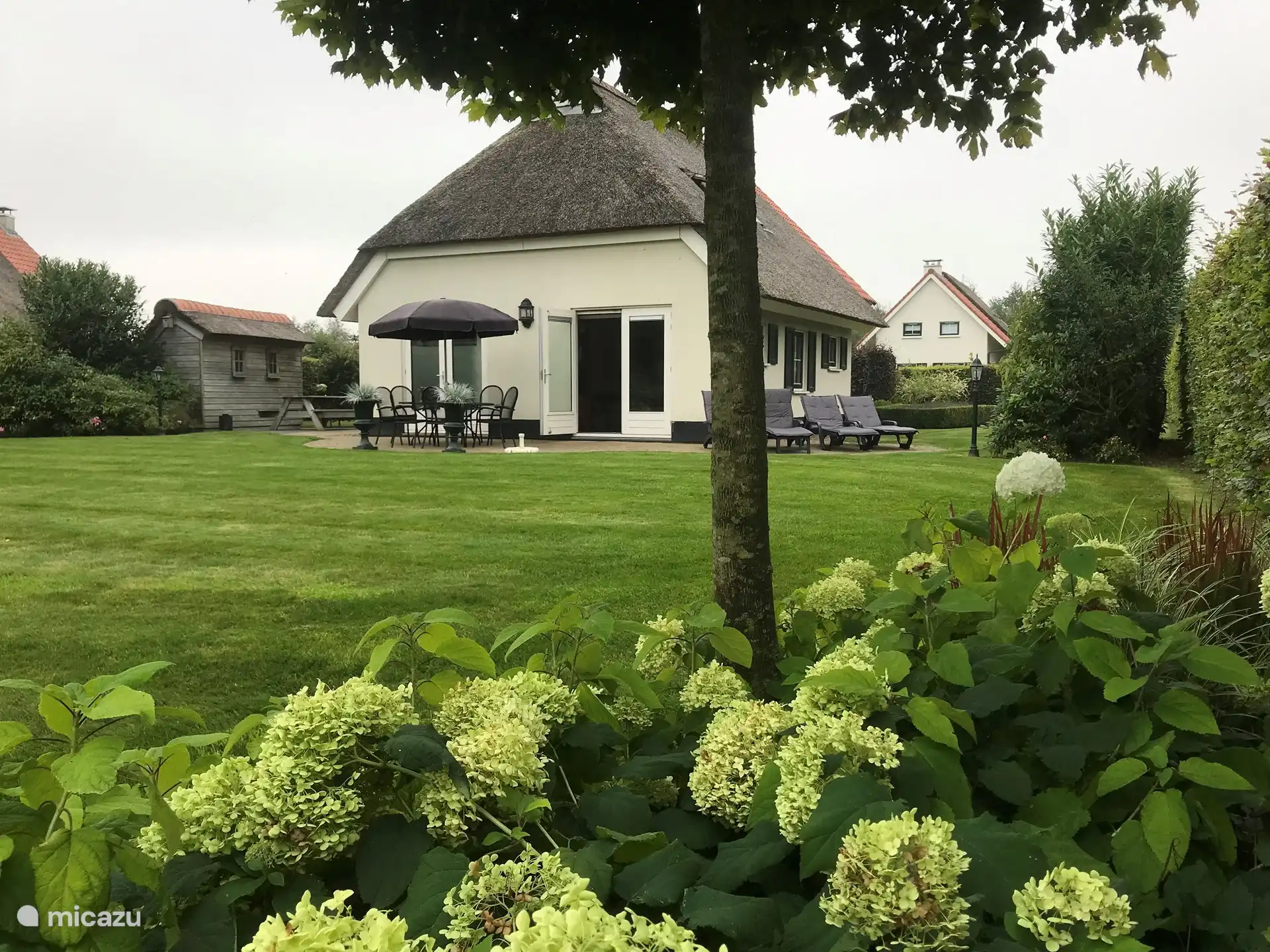 Genießen Sie den Garten mit Gartenmöbeln und 4 Sonnenliegen in vollen Zügen