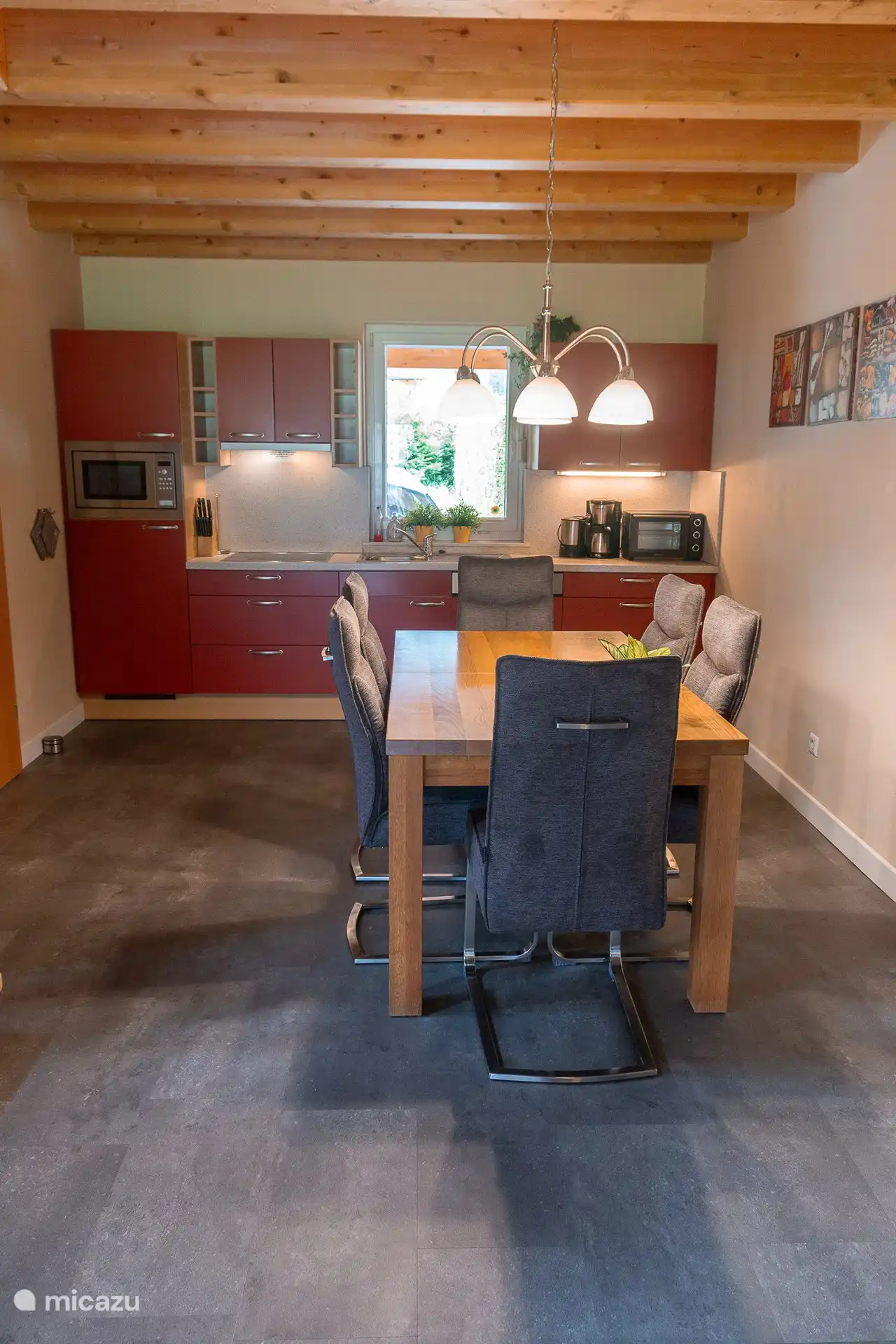 Luxuriöse neue Stühle im Essbereich für 6 bis 8 Personen.