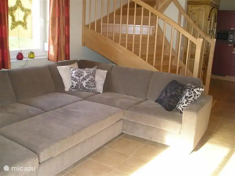 Die große gemütliche Sitzecke.
Auf diesem Foto verwandelte sich in einen feinen 2-Personen Schlafsofa.