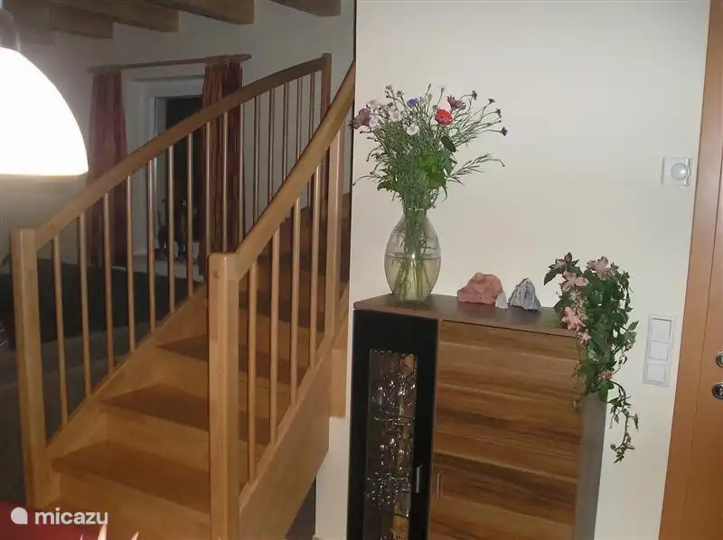 Neben der Treppe ein Schrank mit Glas. Hier finden Sie eine Box mit allen touristischen Informationen und Anweisungen für die elektrische Ausrüstung finden