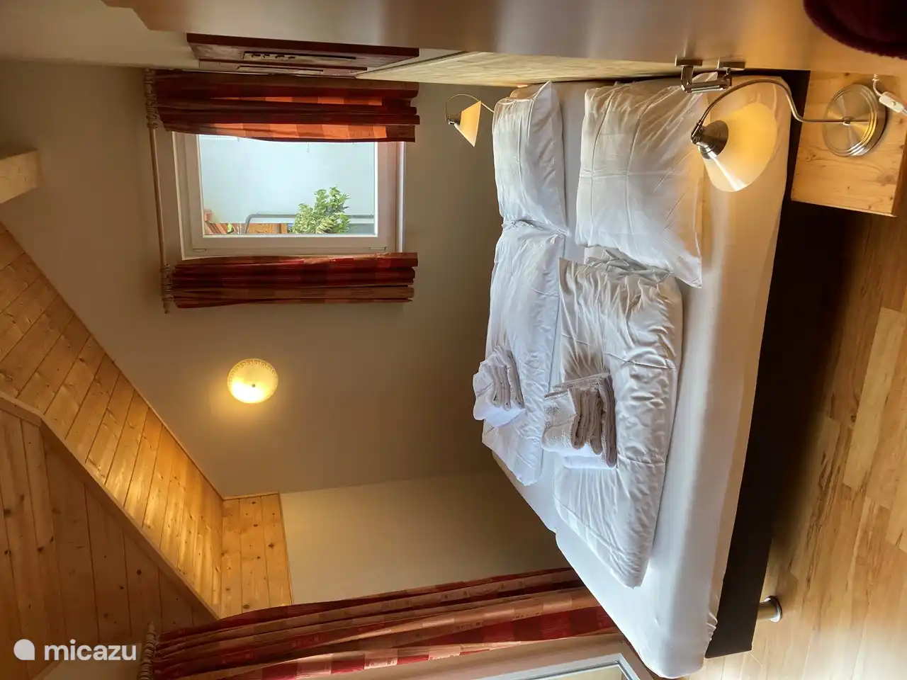 Großes Schlafzimmer mit 2x extra langem Boxspringbett.