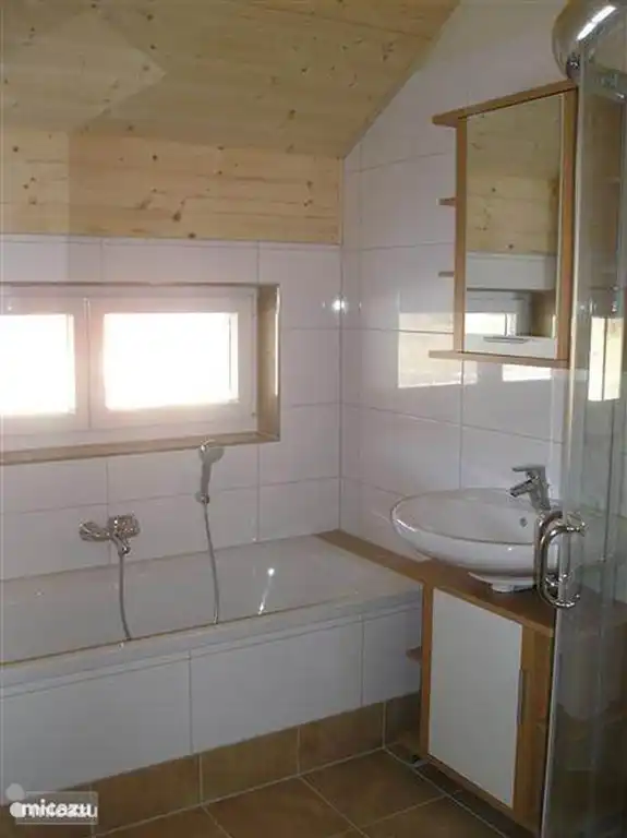 Ein praktisches Badezimmer mit einer Badewanne und einer separaten Dusche, einem Waschbecken und 2 Badezimmerschränken. Und ein EXTRA großer Boiler im Vorratsschrank für viel heißes Wasser.