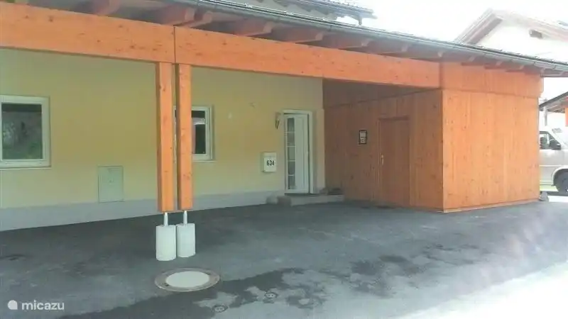 Vor dem Haus. Das Auto kann immer kühl und trocken unter dem Carport. Im Winter keine Schneeräumung. Und neben der Scheune ist noch eine zusätzliche Parkplätze gemacht. Sind Sie mit mehreren Autos ist das kein Problem.