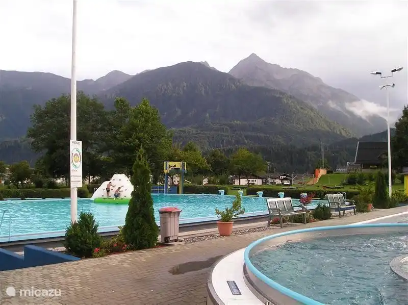 Ein kurzer Spaziergang zum Außenpool mit Liegewiese und Blick auf die schöne Bergwelt.