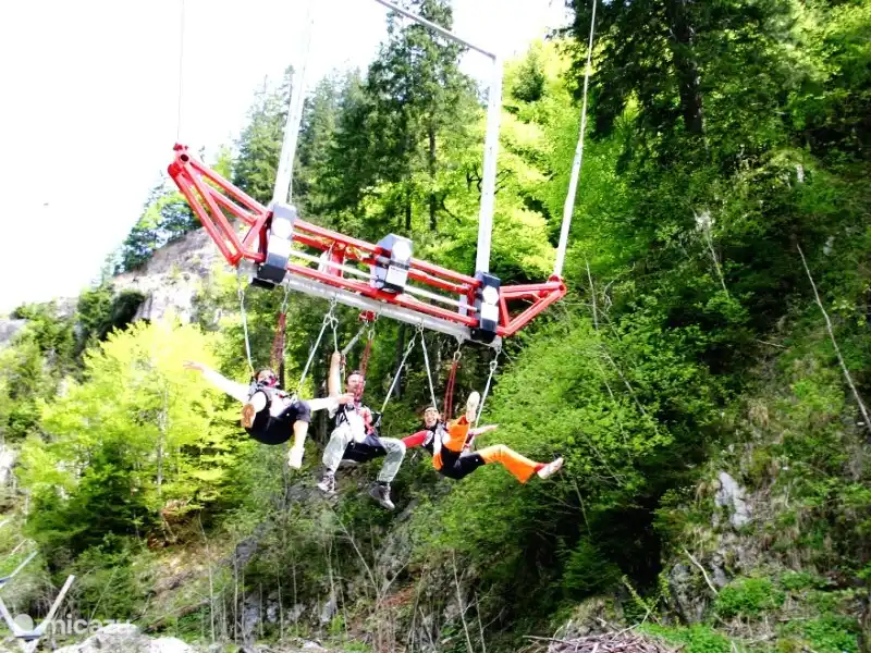 Die Riesenschaukel Spin durch das Tal.