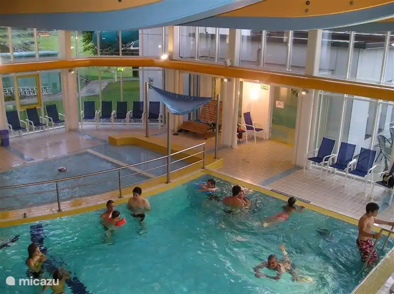 Top Blick auf den subtropischen Indoor AQAREANA. Mit Rutsche und vielen Extras. Für weitere Informationen siehe Website Aquarena Kötschach.