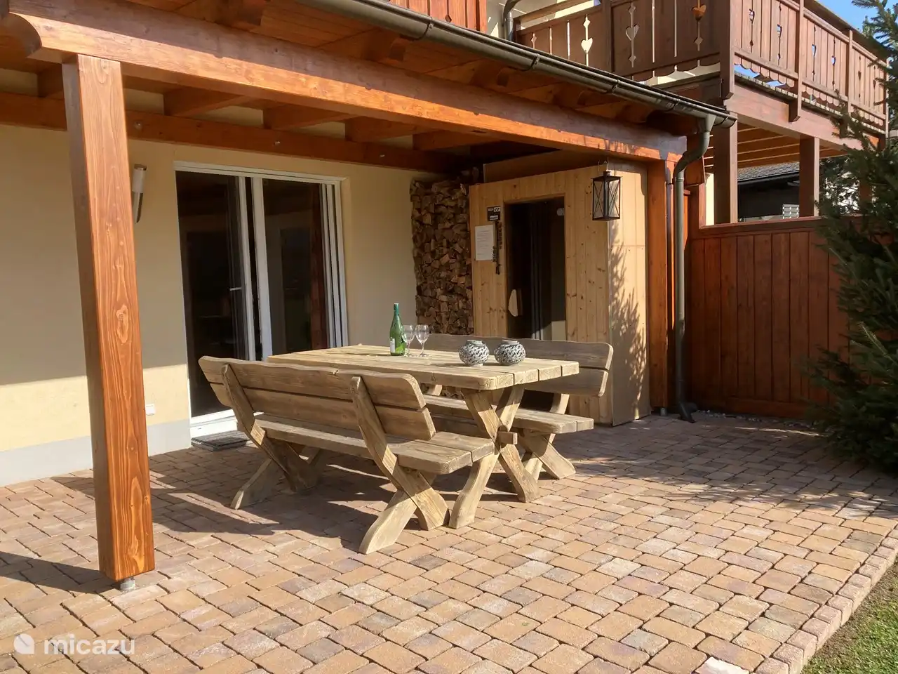 Sonnige große Südterrasse.