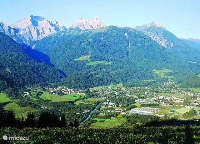 Von Kötschach-Mauthen atemberaubenden Blick auf den Süden von Österreich mit den schönen sonnigen italienischen Berge.
