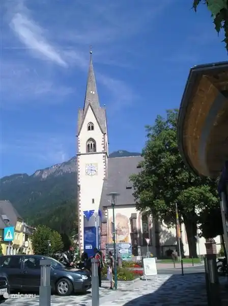 Die Kirche von Kötschach Mauthen. Mit dem gemütlichen Zentrum.