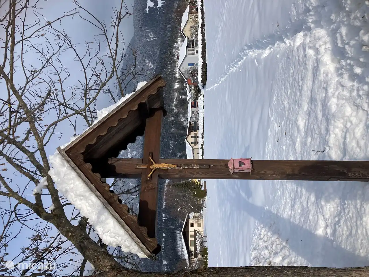 Viele Wanderwege im Dorf und durch die schneebedeckten Felder.