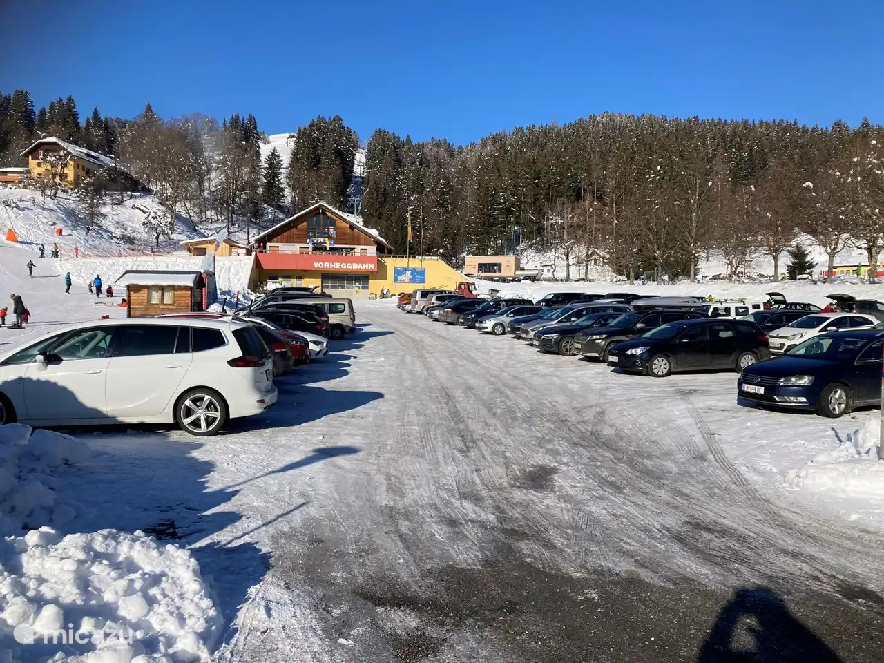 Parkplatz direkt neben der Skipiste.