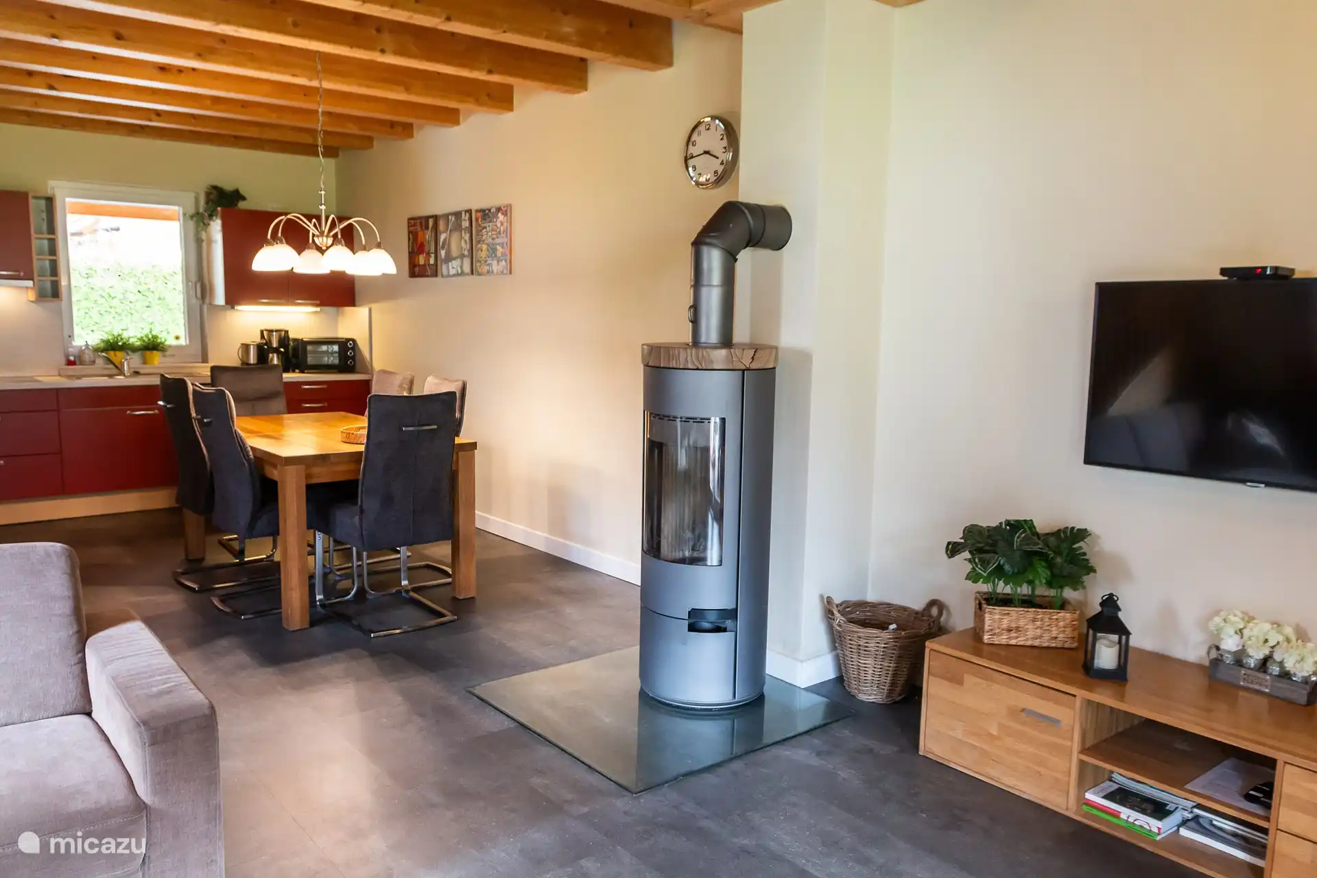 Sehr moderner Essbereich neben dem feinen Holzofen.