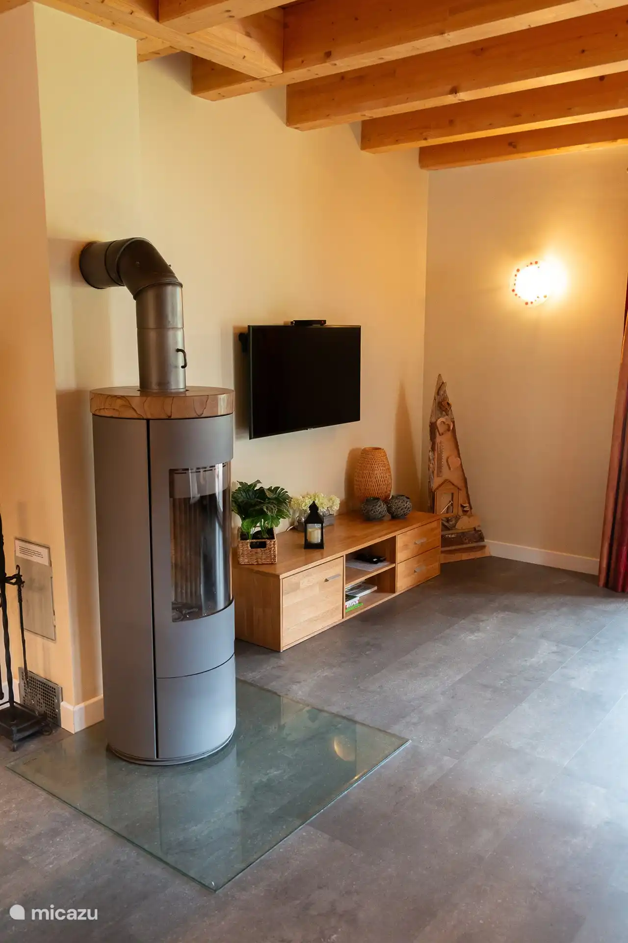 Schöner warmer und drehbarer Holzofen.
Das Brennholz steht Ihnen unter dem Vordach kostenlos zur Verfügung.