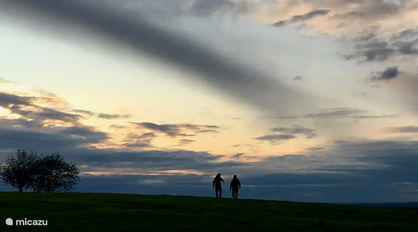 Schöne Spaziergänge mit Sonnenuntergang