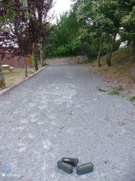 Bouleplatz gegenüber dem Haus.