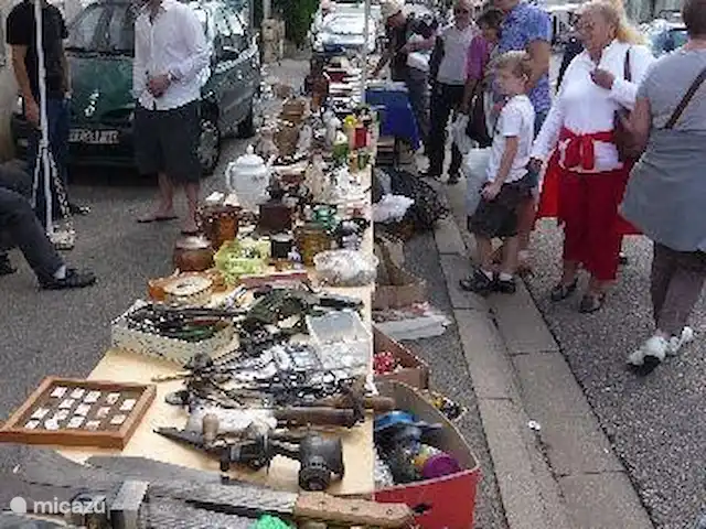Location de Vacances France, Nièvre, Lanty, maison de vacances - Manoir BnBourgogne L'un des nombreux marchés aux puces.