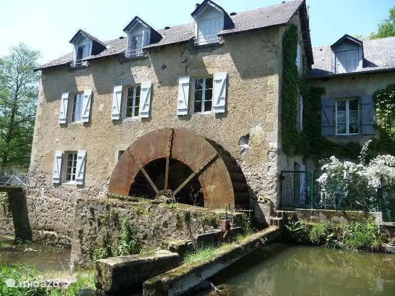 In dieser Mühle, spielen die Kinder in den Fluss.