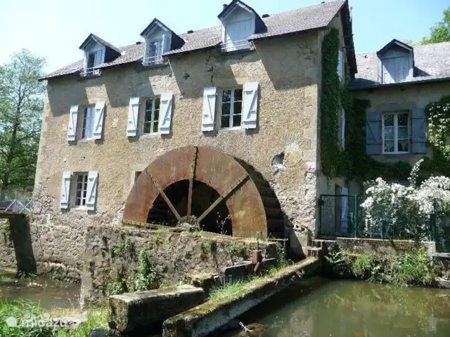 Location de Vacances France, Nièvre, Lanty, maison de vacances - Manoir BnBourgogne Dans ce moulin à eau, les enfants peuvent jouer dans la rivière.