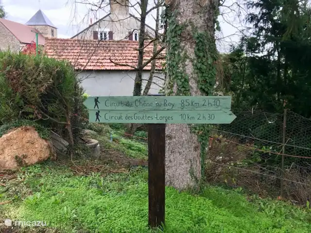 Location de Vacances France, Nièvre, Lanty, maison de vacances - Manoir BnBourgogne Promenades qui passent juste devant la maison
