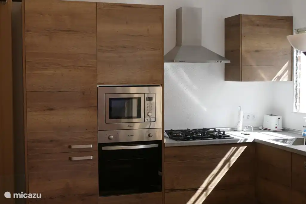 La nueva cocina con lavavajillas, vitrocerámica, horno, microondas y frigorífico/congelador, cafetera de lujo con granos frescos.