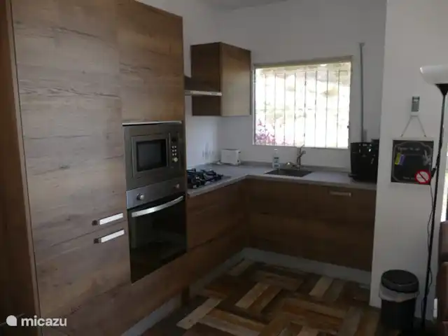 Casa Jomy Coveta El Campello Neptuno en España, Costa Blanca, El Campello - casa vacacional La nueva cocina con lavavajillas, vitrocerámica, horno, microondas y frigorífico/congelador, cafetera de lujo con granos frescos.