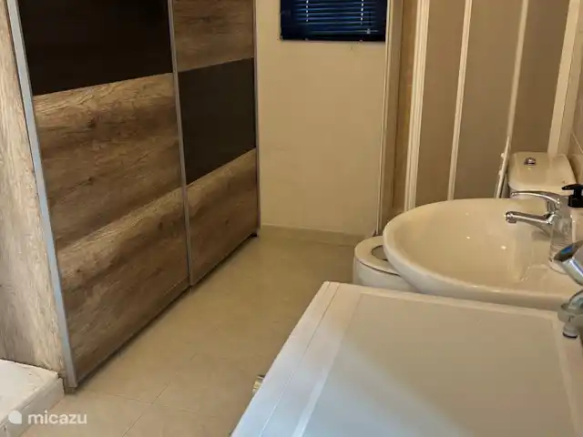 Casa Jomy Coveta El Campello Neptuno en España, Costa Blanca, El Campello - casa vacacional Baño 2 en el 1er piso - ducha, inodoro y lavadora - Casa Jomy El Campello Coveta Fuma