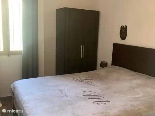 Casa Jomy Coveta El Campello Neptuno en España, Costa Blanca, El Campello - casa vacacional Cama con somier en el dormitorio 1: 160 x 200 con colchón y cubrecolchón de lujo. (23 de diciembre)