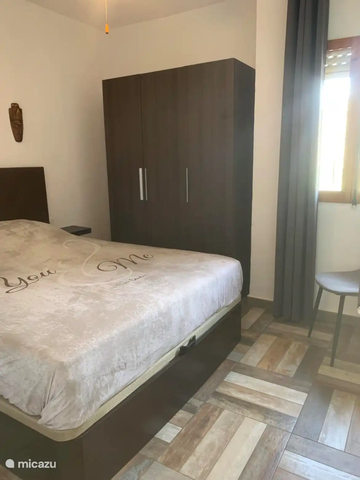 Cama con somier en el dormitorio 2: 160 x 200 con colchón y cubrecolchón de lujo. (23 de diciembre)