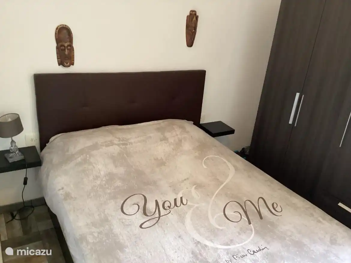 Cama con somier en el dormitorio 2: 160 x 200 con colchón y cubrecolchón de lujo. (23 de diciembre)