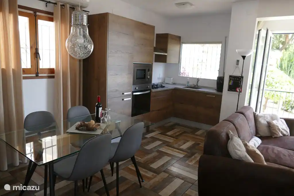 La nueva cocina con lavavajillas, vitrocerámica, horno, microondas y frigorífico/congelador