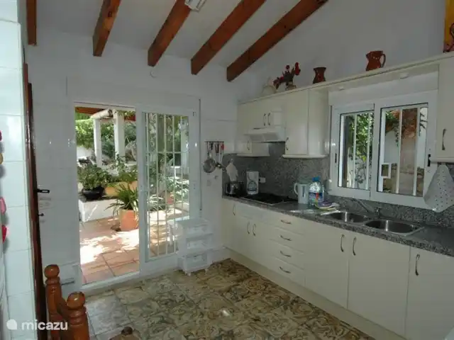 Villa Carasol | Espagne, Costa Blanca, Jávea - villa Cuisine spacieuse avec portes coulissantes donnant sur la cour arrière avec piscine et pergolas.