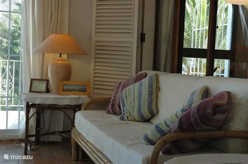 Conservatory with additional dining table. Here you eat with a beautiful view.