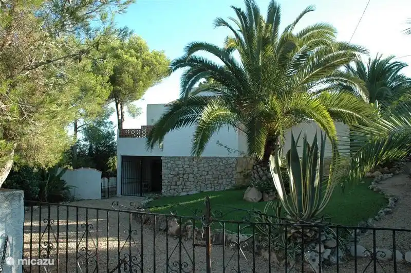 Side of the house with car driveway