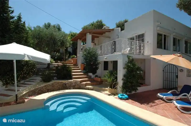 Pool and villa Carasol