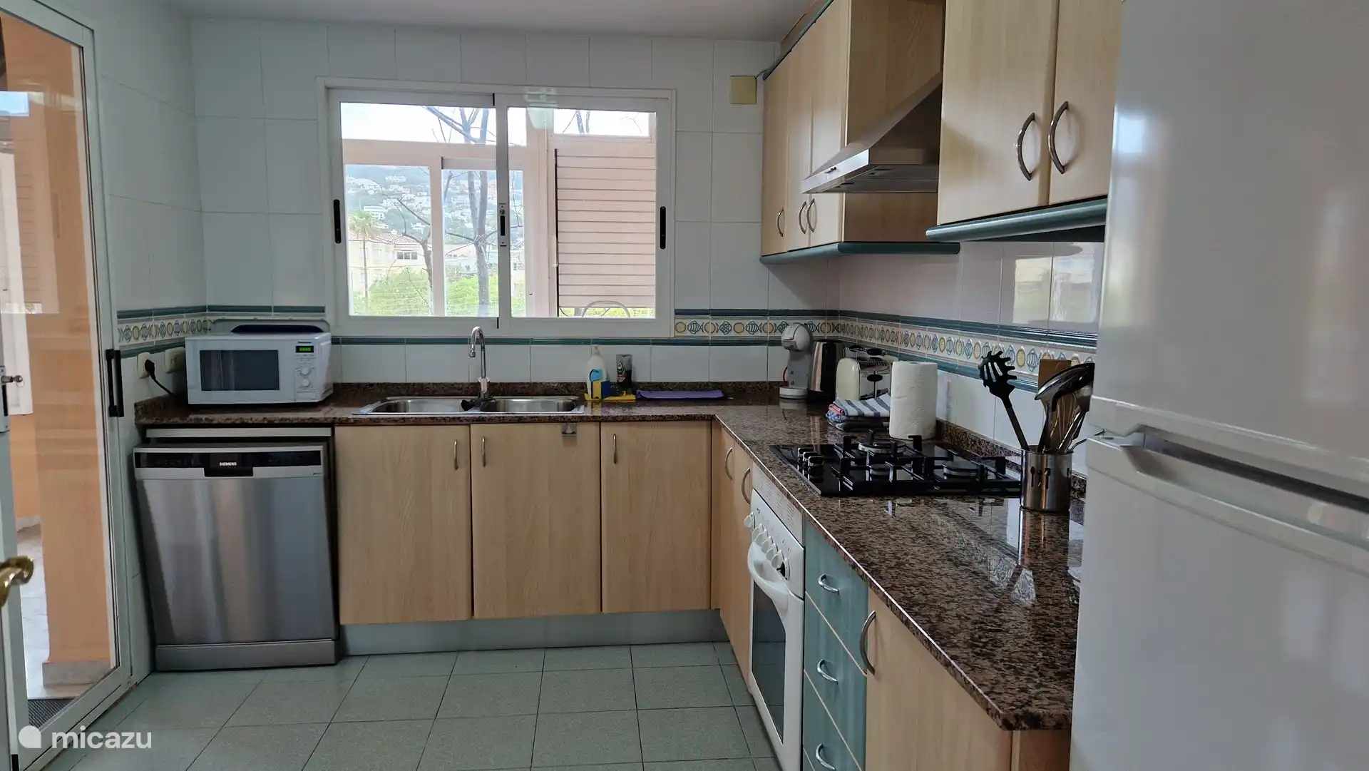 Küche mit Geschirrspüler