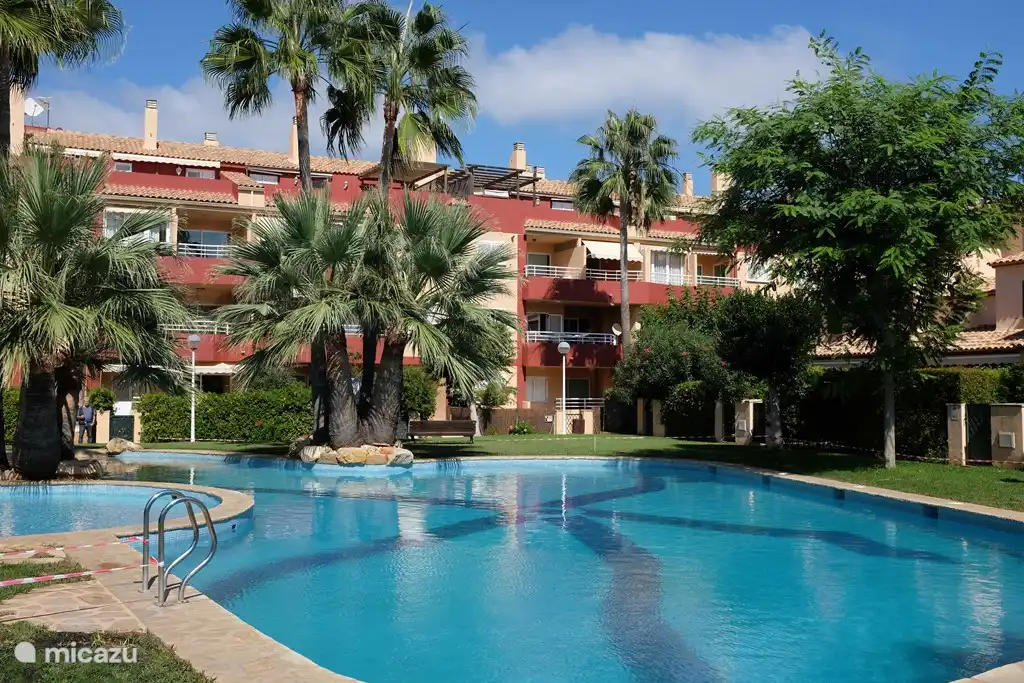 großer Swimmingpool