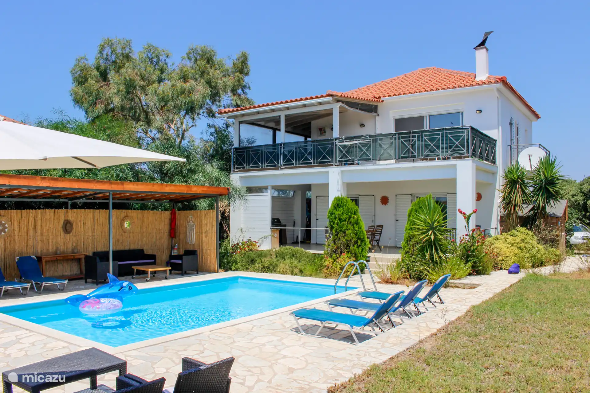 het zoutwater zwembad met de verschillende terrassen.