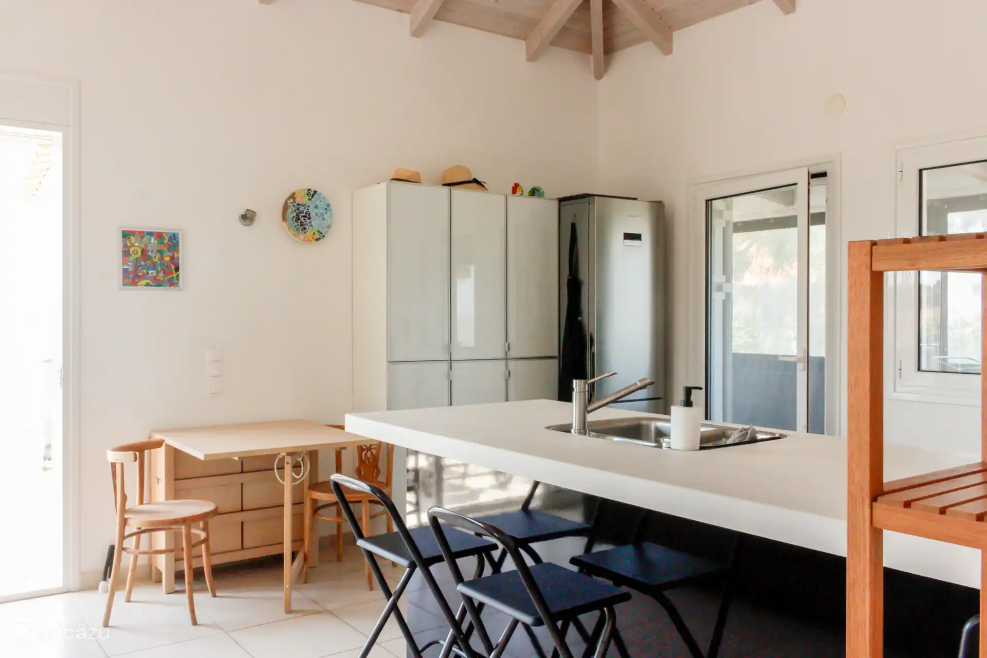 Keuken met aansluitend het terras op de eerste verdieping