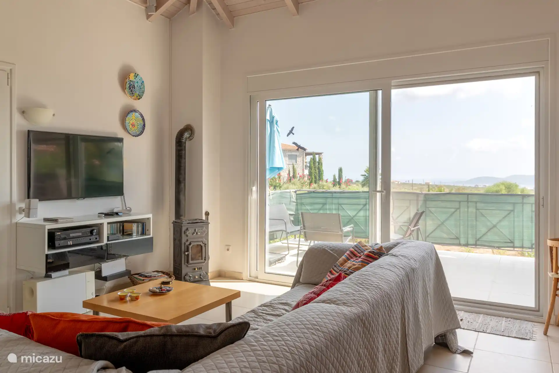 Woonkamer met TV, boeken, Cd's, DVD,s en Chromecast met Spotify, Netflix, NPO+  ed.