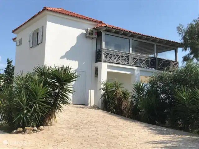 Villa Kerasi piscine plage vue mer | Grèce, Péloponnèse, Evangelismos - villa Grand jardin avec allée et grand parking. En bas et à l’étage, une terrasse spacieuse, d’où vous pourrez profiter de la belle vue sur la mer, les îles et le paysage.