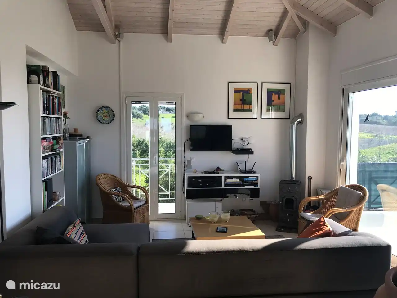 Gezellige zithoek met TV, Netflix, You Tube, muziekinstallatie, DVD's, CD's, spelletjes, boeken of om heerlijk te relaxen en te genieten van het uitzicht.