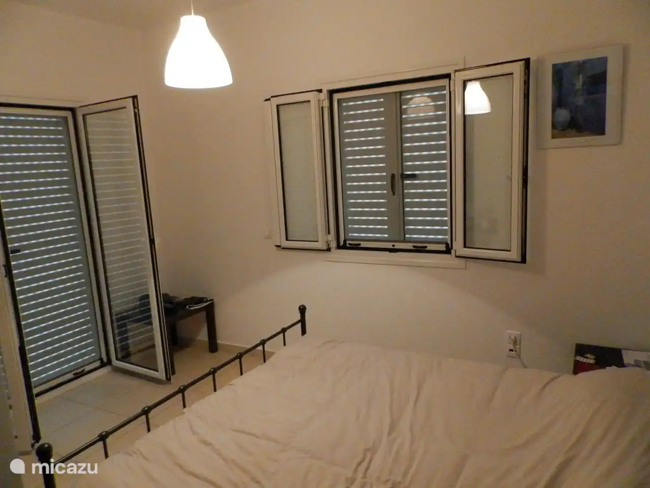 Slaapkamer beneden. Tweepersoonsbed en tuindeuren naar de tuin, het terras en naar het zwembad. Er is tevens een kinder/baby bedje en een extra bed aanwezig voor 7e huurder. Ook potje en kinderstoel. Hoeslakentje en lakentje voor de baby zelf meenemen.