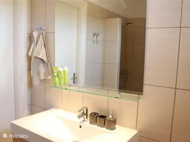 Villa Kerasi piscine plage vue mer | Grèce, Péloponnèse, Evangelismos - villa Salle de bain à l'étage avec douche, WC et lavabo. Sèche-cheveux est disponible. S'applique également à la salle de bain du rez-de-chaussée.