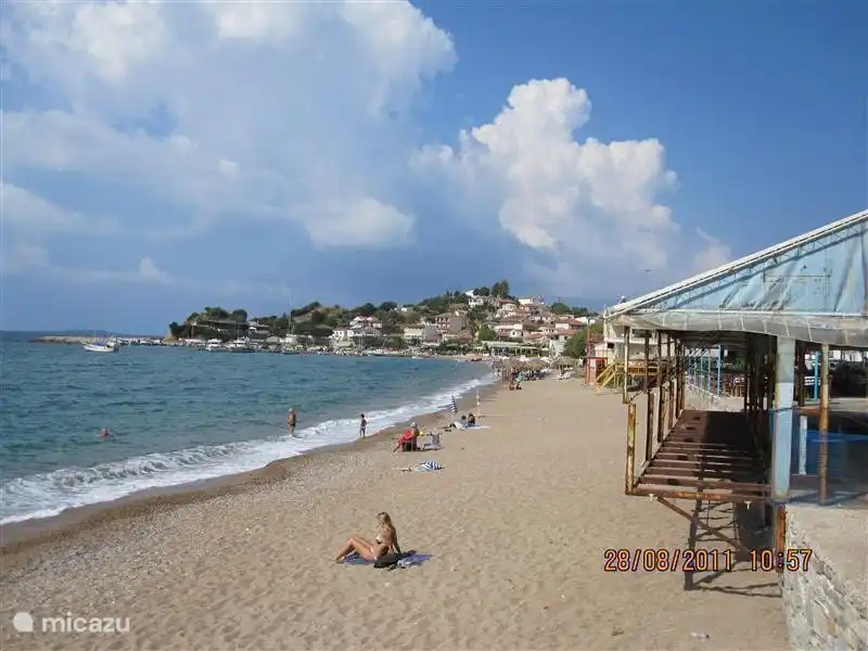 Veel zandstranden en gezellige dorpjes in de omgeving. Hier kun je heerlijk van de zon genieten, maar ook surfen, zeilen, duiken, golfen, snorkelen, wandelen en op de terrassen genieten. En... de strandstoelen en parasols zijn hier nog gratis!