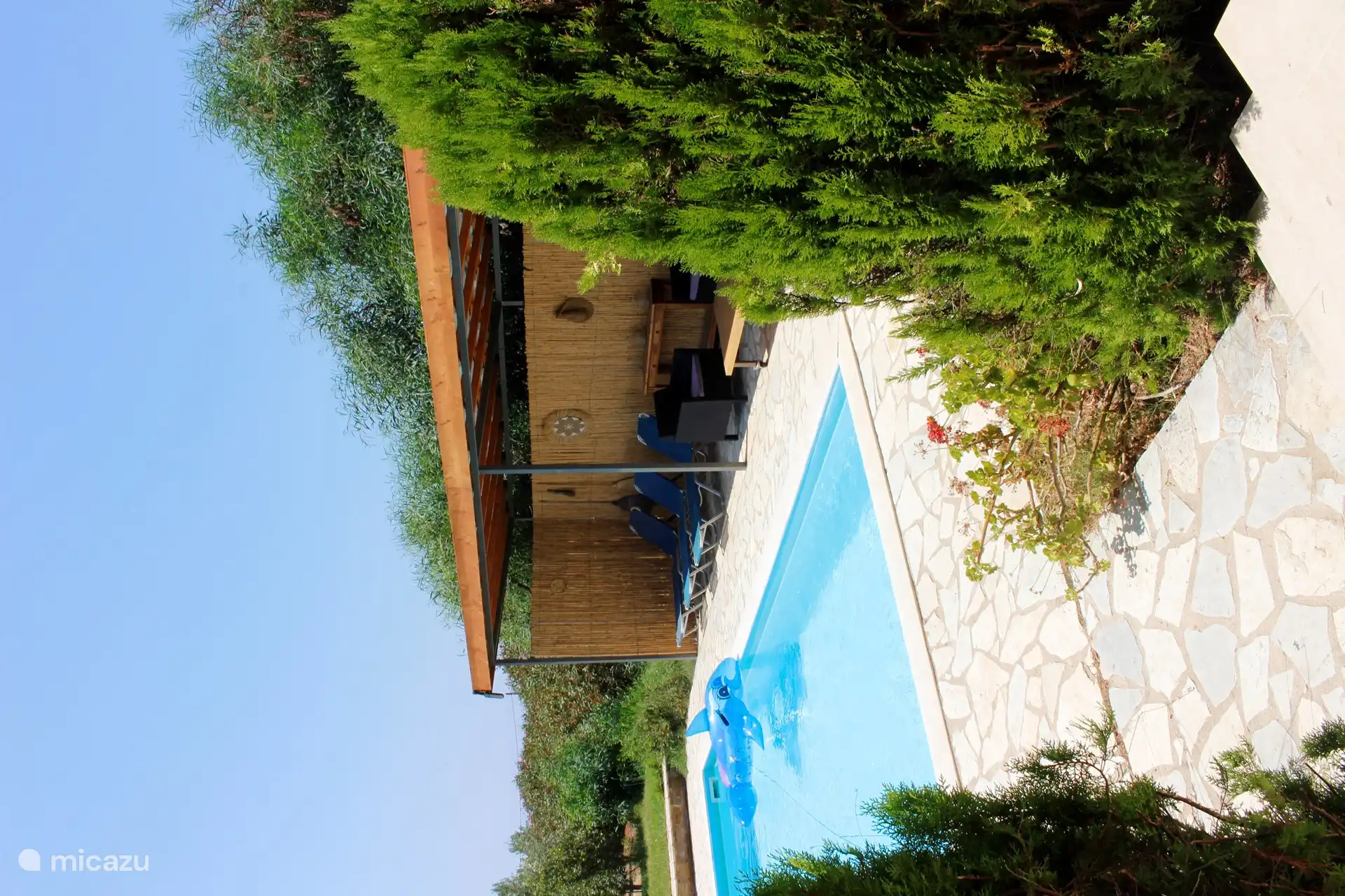 Zowel beneden als boven een groot (gedeeltelijk overdekt) terras. En natuurlijk een terras rondom het zwembad (met zoutwaterinstallatie)  met voldoende beschutting tegen de zon.